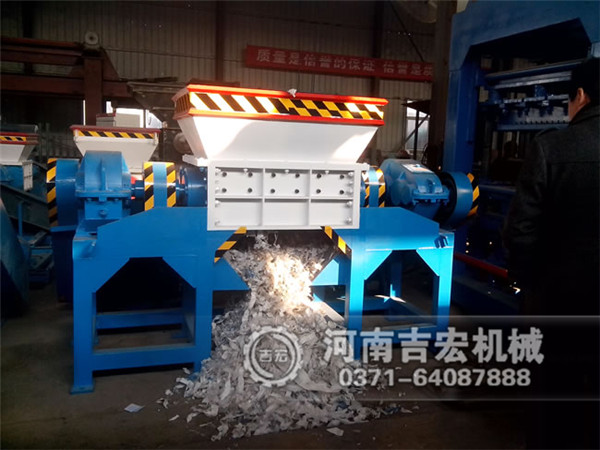 廢舊模板撕碎機(jī)試機(jī)現(xiàn)場