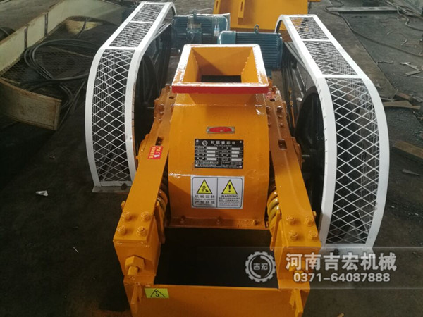 200×450對輥破碎機發(fā)往貴州_破碎石英砂