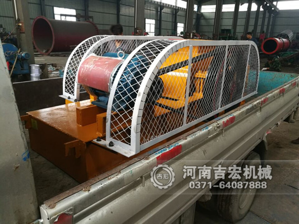 200×450對輥破碎機發(fā)往貴州_破碎石英砂