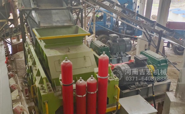 破碎輝綠巖總走彎路？對輥機用實力告訴你：選對設(shè)備多重要！