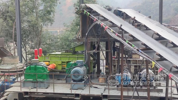 90%的采石場(chǎng)不知道：處理砂巖,液壓對(duì)輥比傳統(tǒng)破碎強(qiáng)在哪？